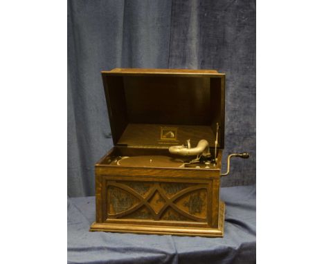 Table grand gramophone: an HMV Model 104, with 5a soundbox (cloth defective, lid slightly stained) 