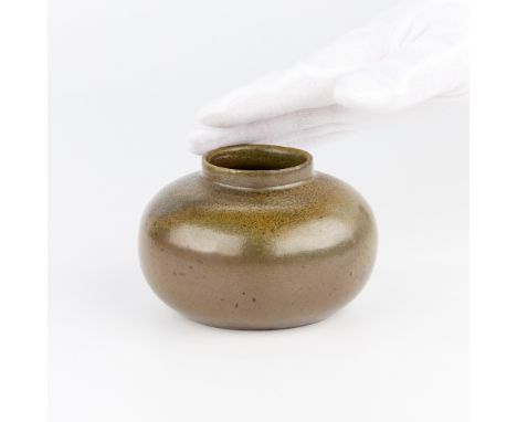 Japanese Edo-period ko-seto chaire tea caddy, 18th to 19th century. The vessel is of a "daikai" or "inland sea" form with a n