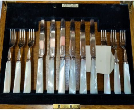 A oak cased set of silver and mother of pearl dessert servers, Sheffield 1933 