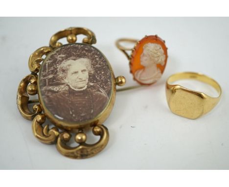 A yellow metal signet ring, stamped 18ct., 5.1 g, a cameo ring, indistinct Mark, 4.46 g gross and a reversible brooch. Condit