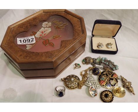 Jewellery box with costume jewellery contents. P&amp;P Group 1 (£14+VAT for the first lot and £1+VAT for subsequent lots) 