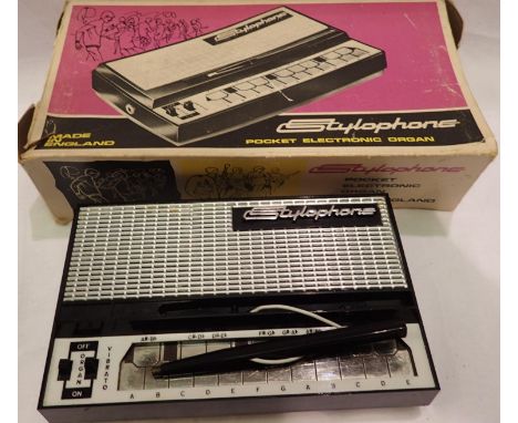 Stylophone pocket electric organ with box, working at lotting. P&amp;P Group 1 (£14+VAT for the first lot and £1+VAT for subs