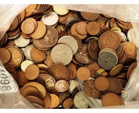 Quantity of mixed UK and world coins. P&amp;P Group 2 (£18+VAT for the first lot and £3+VAT for subsequent lots) 