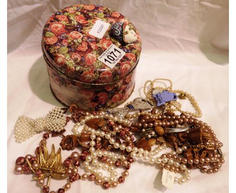 Mixed costume jewellery including brooches and necklaces. P&amp;P Group 1 (£14+VAT for the first lot and £1+VAT for subsequen
