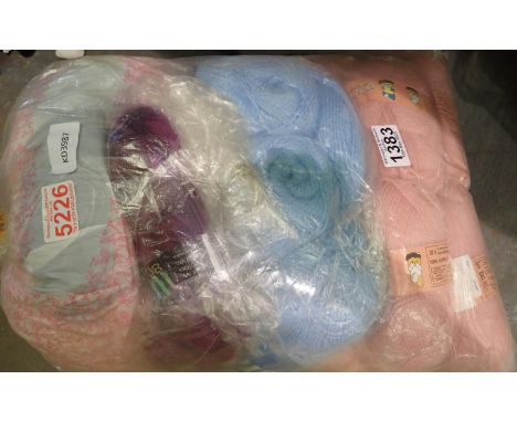 Collection of mixed knitting wool. P&amp;P Group 3 (£25+VAT for the first lot and £5+VAT for subsequent lots) 
