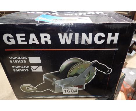 900kg manual gear winch. P&amp;P Group 2 (£18+VAT for the first lot and £3+VAT for subsequent lots) 