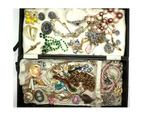 Collection of mixed costume jewellery to include brooches. P&amp;P Group 1 (£14+VAT for the first lot and £1+VAT for subseque