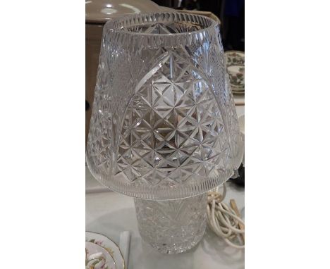 Stourbridge crystal table lamp, H: 34 cm. Not available for in-house P&amp;P 