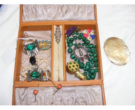 Vintage costume jewellery including necklaces