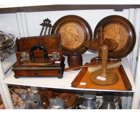 Assorted treen, including an inkwell and pen stand 