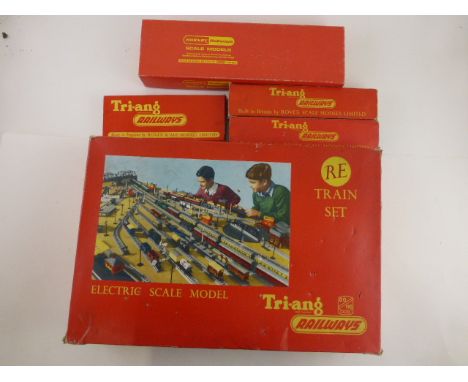 Boxed OO gauge Triang RE train set with engine (no controller) plus two boxed coaches and boxed R102 Hand of Point Right Hand