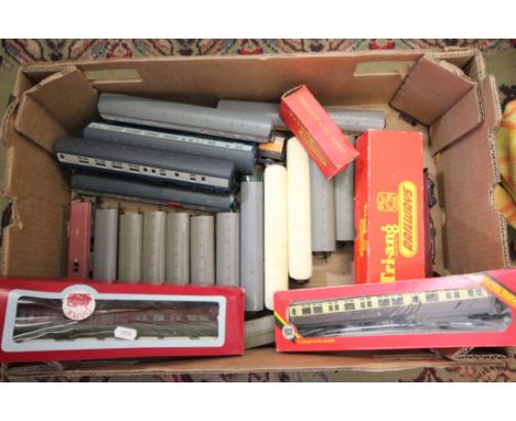 22 OO gauge items of rolling stock (21 coaches) mainly Triang also Mainline, Lima & Hornby plus boxed Triang R157 Diesel Powe