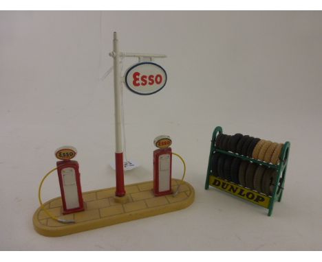 Original Dinky 781 ESSO petrol pump set plus Dunlop trye rack with 20 tyres (vg)