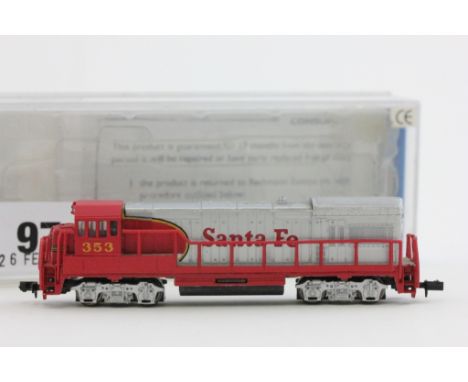 Cased/boxed N gauge Bachmann 64052 'N' Diesel Locomotives W18 - Wheel Drive U36 B Santa Fe (silver & red)