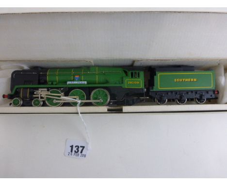 Boxed OO gauge Wrenn W2237 4-6-2 West Country Southern 'Lyme Regis' engine & tender