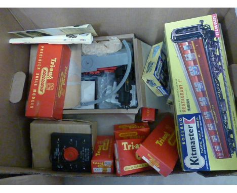 Collection of OO gauge Triang model railway including boxed R259 4-6-2 Britannia Locomotive, boxed R35 Tender, R52 engine in 