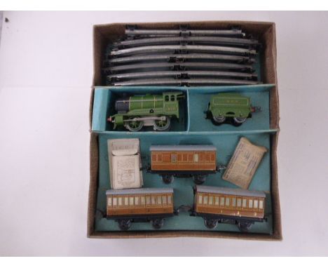 Boxed Hornby O gauge Clockwork No 501 Passenger Set complete with engine and tender