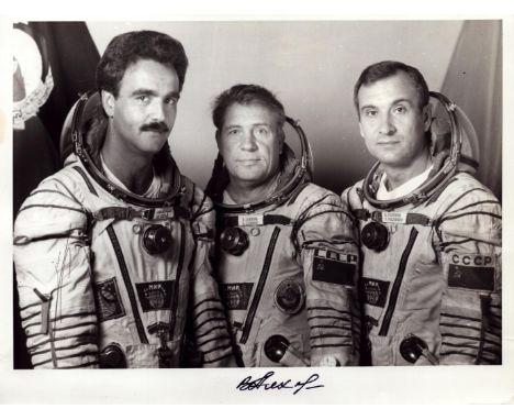 Space Cosmonaut Vladimir Lyakhov Salyut 6, Soyuz TM-6, Soyuz 32, Soyuz TM-5, Soyuz T-9, Soyuz 34, Mir EP-3 signed vintage 8 x