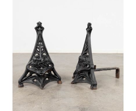 A pair of fireplace andirons, cast iron in art nouveau. Circa 1900.&nbsp;(L:40 x W:27 x H:40 cm)