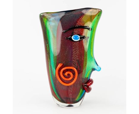 An Art Glass vase, in the style of a Pablo Picasso Head. Murano, Italië.(L:12 x W:25 x H:36 cm)