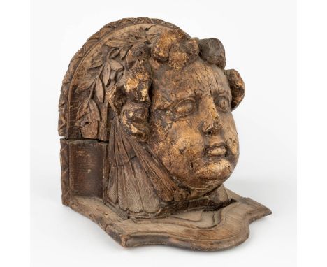 An antique, wood-sculptured corbel with an angel figurine. Oak, 17th century.&nbsp;(L:30 x W:28 x H:27 cm)