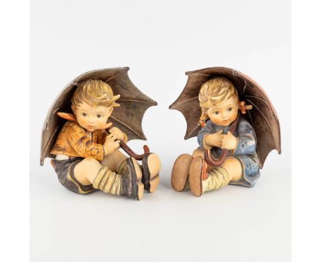 Hummel, 2 children with umbrella.&nbsp;152 II A / 152 II B(L:18 x W:20 x H:20 cm)