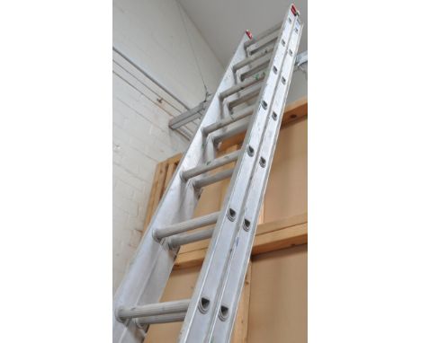 Aluminium double extending 28 rung ladder.