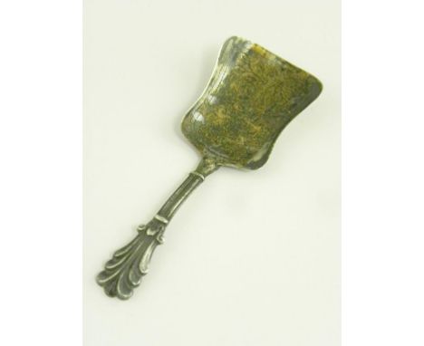 A VICTORIAN SILVER CADDY SPOON, WITH FOLIATE ENGRAVED BOWL BY GEORGE UNITE, BIRMINGHAM 1842, 4DWTS
