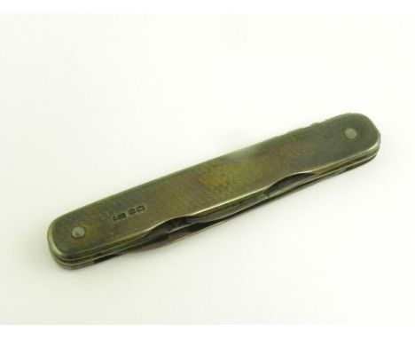 A GEORGE V SILVER FOLDING KNIFE WITH SILVER AND STEEL BLADES, ENGINE TURNED SCALES, ENGRAVED D DAUBNEY SHEFFIELD 1931