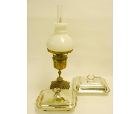 A VICTORIAN BRASS AND CAST IRON ADJUSTABLE OIL LAMP AND TWO PLATED ENTREE DISHES AND COVERS