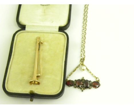A GARNET AND CULTURED PEARL PENDANT ON GOLD NECKLET AND A CASED 9CT GOLD HUNTING HORN BROOCH, 7.5G