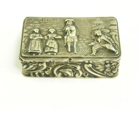 A GEORGE V SILVER SNUFF BOX, THE LID EMBOSSED WITH A SCENE OF FOUR FIGURES ONE ON HORSEBACK, THE SIDES WITH SCROLLING FOLIAGE