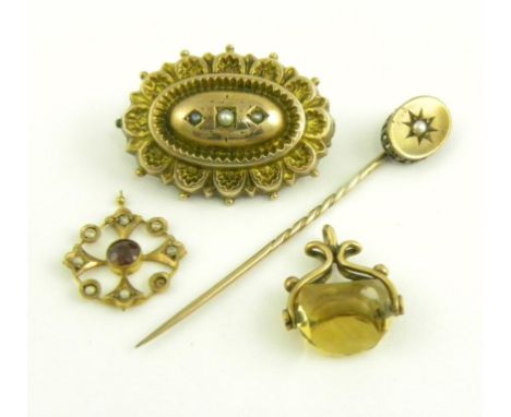 A MINIATURE GOLD AND CITRON GLASS SWIVEL FOB SEAL, A GOLD STICK PIN AND TWO OTHER ITEMS