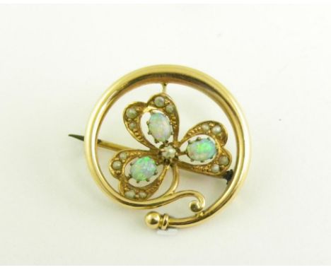 AN OPAL AND SPLIT PEARL CLOVER LEAF BROOCH IN GOLD, MARKED 585, EARLY 20TH C, 2.8G