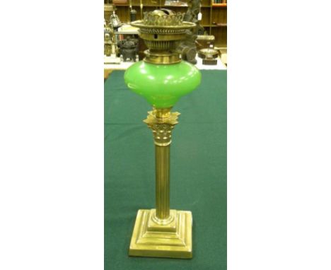 AN EDWARDIAN BRASS COLUMNAR OIL LAMP WITH GREEN OPALINE GLASS OGEE FOUNT AND BRASS BURNER