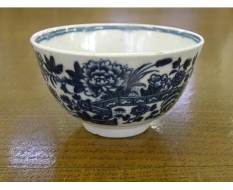 A WORCESTER BLUE AND WHITE TEA BOWL PAINTED WITH THE FENCE PATTERN, C1775