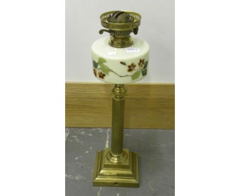 AN EDWARDIAN BRASS COLUMNAR OIL LAMP WITH PAINTED VASELINE GLASS RESERVOIR