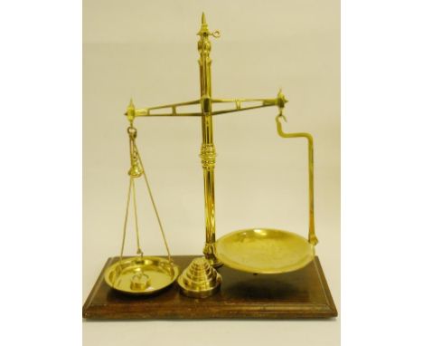 A SET OF BRASS BEAM SCALES BY W & T AVERY LTD BIRMINGHAM ON MAHOGANY BASE WITH CONTEMPORARY BRASS WEIGHTS, C1900