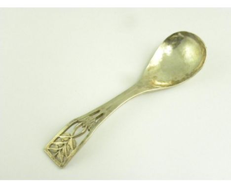 AN ARTS & CRAFTS SILVER LADLE WITH PIERCED HANDLE, UNMARKED, EARLY 20TH C, 1OZ