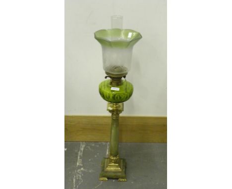 A GILT BRASS MOUNTED ONYX COLUMNAR OIL LAMP WITH CHARTREUSE GLASS FACETED FOUNT AND BRASS BURNER, EARLY 20TH C WITH AN ETCHED