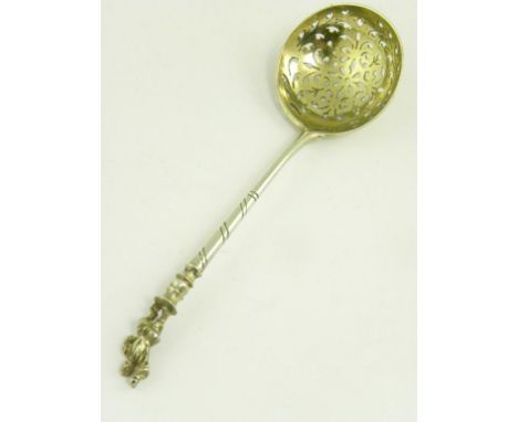 A VICTORIAN PARCEL GILT SILVER SUGAR SIFTER WITH FIGURAL FINIAL, LONDON 18888, 12DWTS