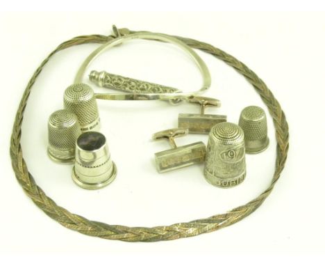 A PAIR OF ELIZABETH II SILVER BAR CUFF LINKS, EDINBURGH 2006, SEVERAL SILVER COMMEMORATIVE AND OTHER PENCILS, A BANGLE, NECKL