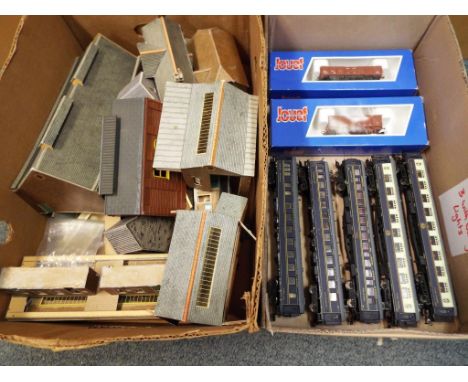 Model Railways - a collection of OO gauge rolling stock and scenics to include Fleischmann carriages of which three with inte
