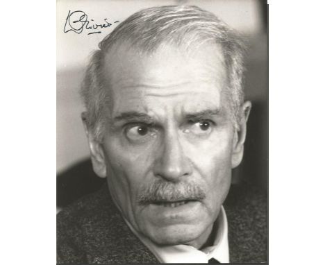 Laurence Olivier signed 10 x 8 vintage black and white photo nice facial image Good condition. All signed items come with a C