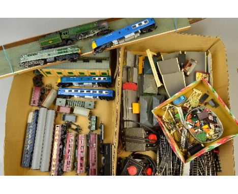 A QUANTITY OF UNBOXED AND ASSORTED MAINLY TRI-ANG OO GAUGE MODEL RAILWAY ITEMS, to include Britannia Class Locomotive 'Britan