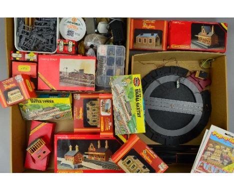 A QUANTITY OF BOXED AND UNBOXED OO GAUGE MODEL RAILWAY LINESIDE ACCESSORIES, to include assorted boxed Hornby Railways Engine
