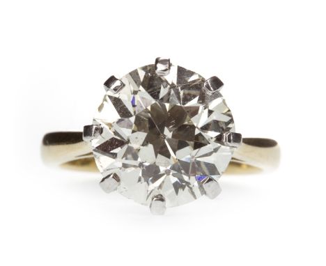 DIAMOND SOLITAIRE RING, the old cut diamond of approximately 4.26 carats, in eighteen carat gold, size H 1/2, 5.2g