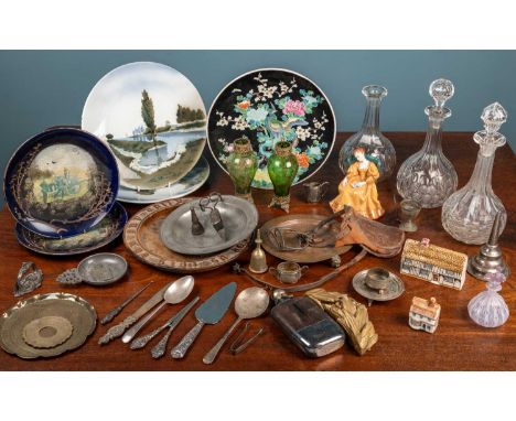 A miscellaneous group of items to include a silver handled cake slice, a pair of late 19th / early 20th century plates set wi