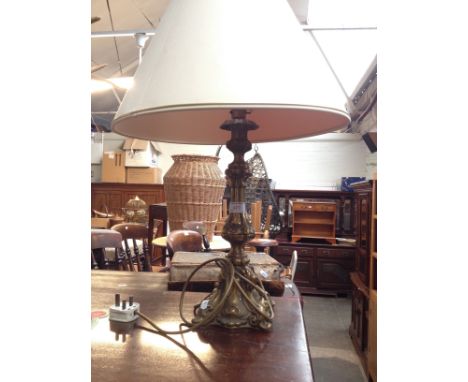 A GILT METAL ORNATE TABLE LAMP   H63CM INC SHADE