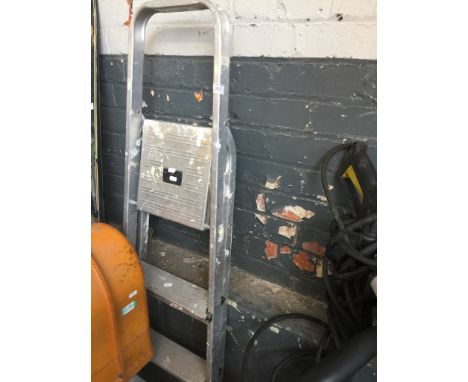 ALUMINIUM STEP LADDERS